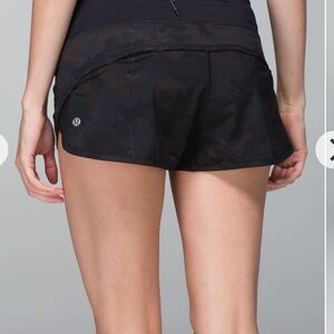 lululemon athletica Black Camo Speed Short Size 6 GOOD